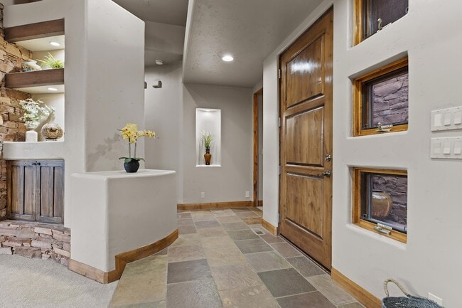 Building Photo - 2410 W Entrada Trail