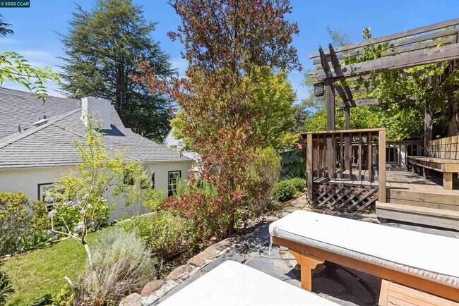 Building Photo - 1048 Leo Way