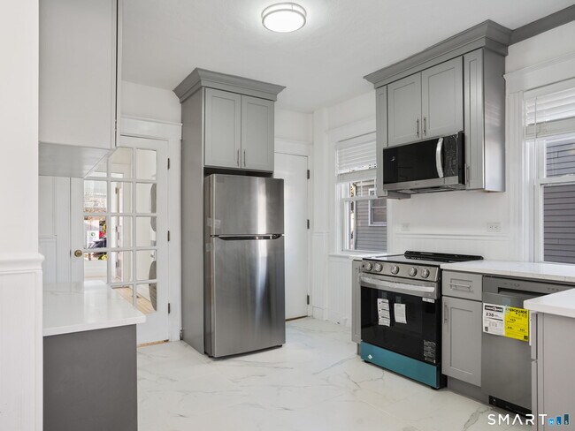 Building Photo - 27 5th St