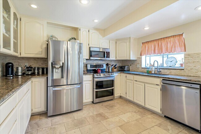 Building Photo - Available for July 1st Move In