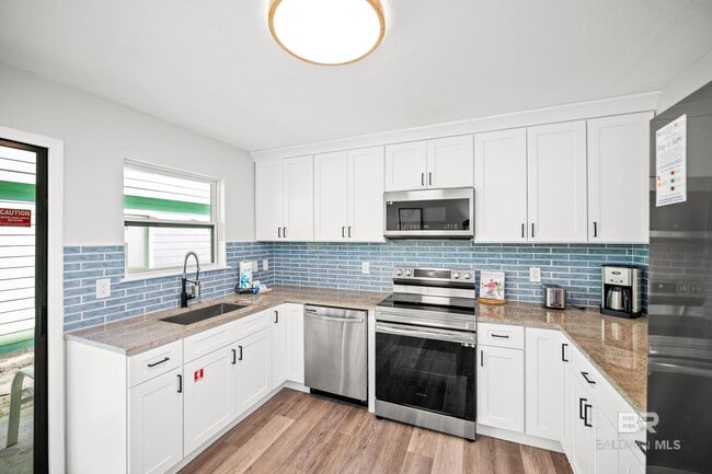 Building Photo - 979 W Lagoon Ave