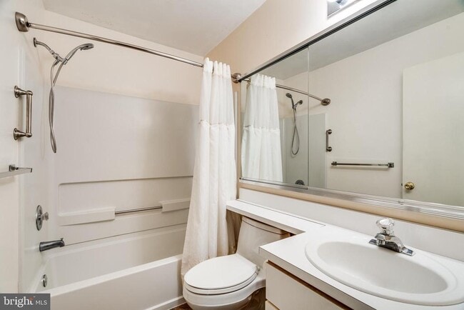 Building Photo - 1602 Hawthorne Ct