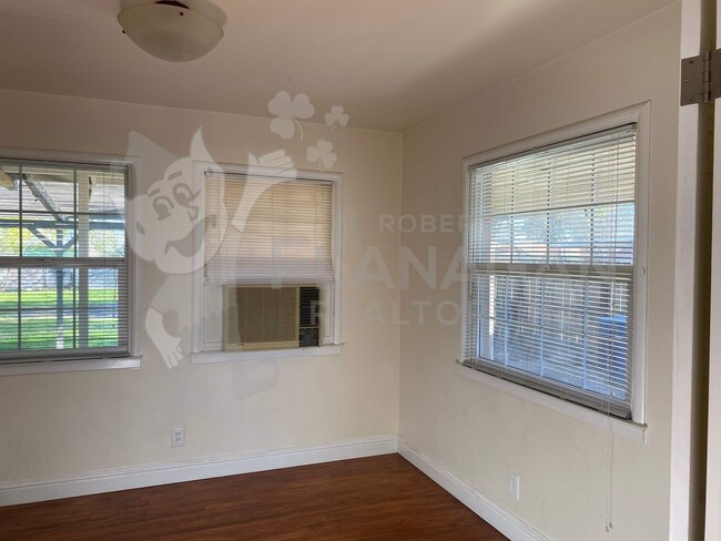 Building Photo - 2 Bedroom/ 1 Bathroom home.
