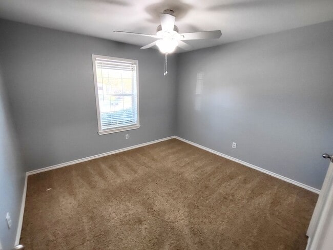 Building Photo - Beautiful home in nice neighborhood