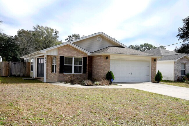 Building Photo - Central Niceville Home with Lawncare Included!