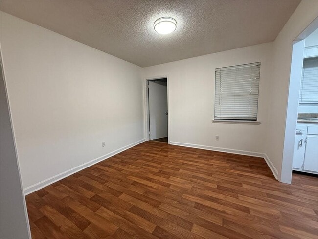 Building Photo - 902 Darling Ave