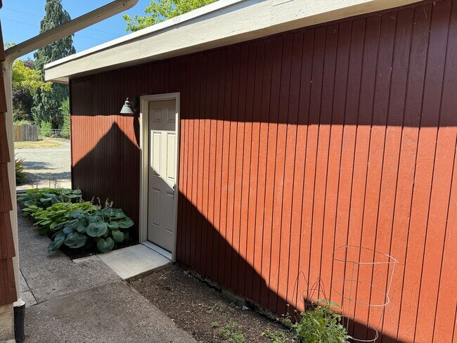 Building Photo - Updated 2-bedroom duplex in Thurston!