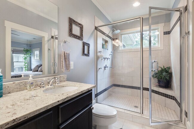 Building Photo - Beautiful 2bd/2ba Bungelow in Kirkwood wit...