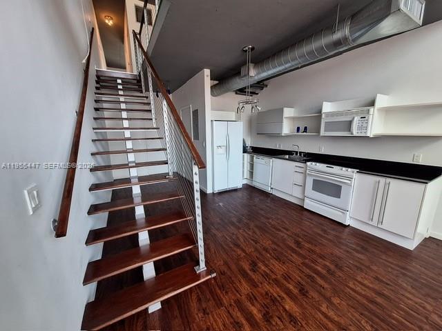 Building Photo - 690 SW 1st Ct