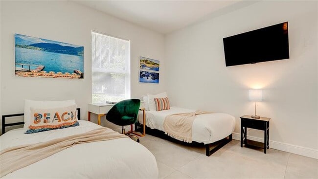 Building Photo - 627 47th St