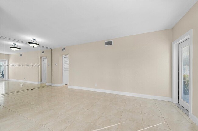 Building Photo - 425 Bayshore Dr