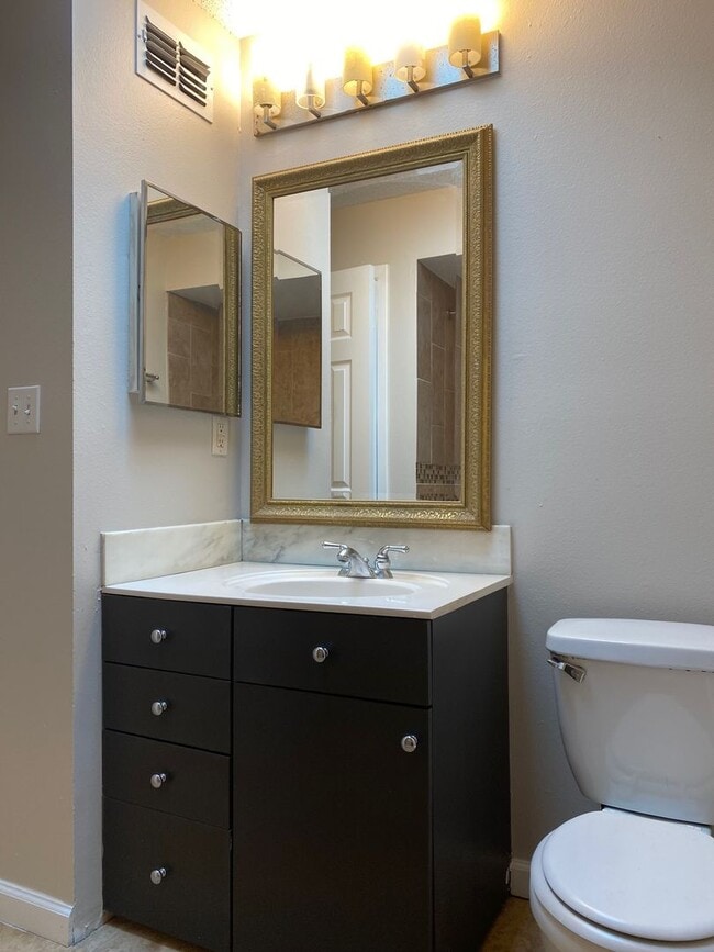 Building Photo - 2/1.5 Townhome Wth Fireplace! Across From Torasco Park! Perfect For Family!