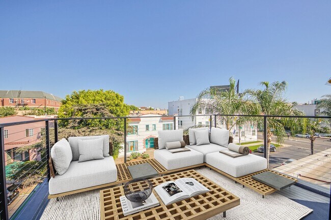 Building Photo - 715 N Gramercy Pl