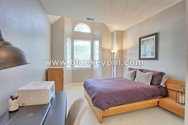 Building Photo - 2 Bed, 2.5 Baths Townhome in Beaverton Nea...