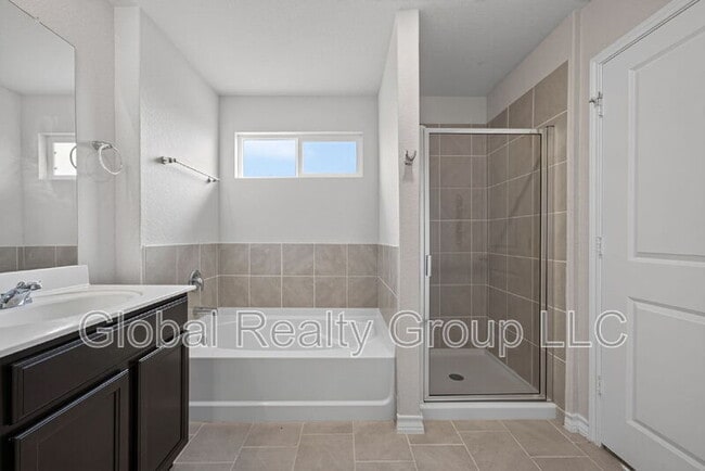 Building Photo - 515 Diamond Shls