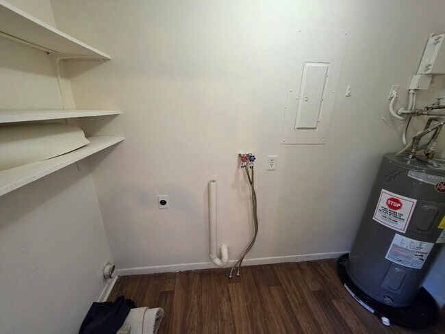 Building Photo - 2 Bedroom 2 Bathroom Edgewater Home