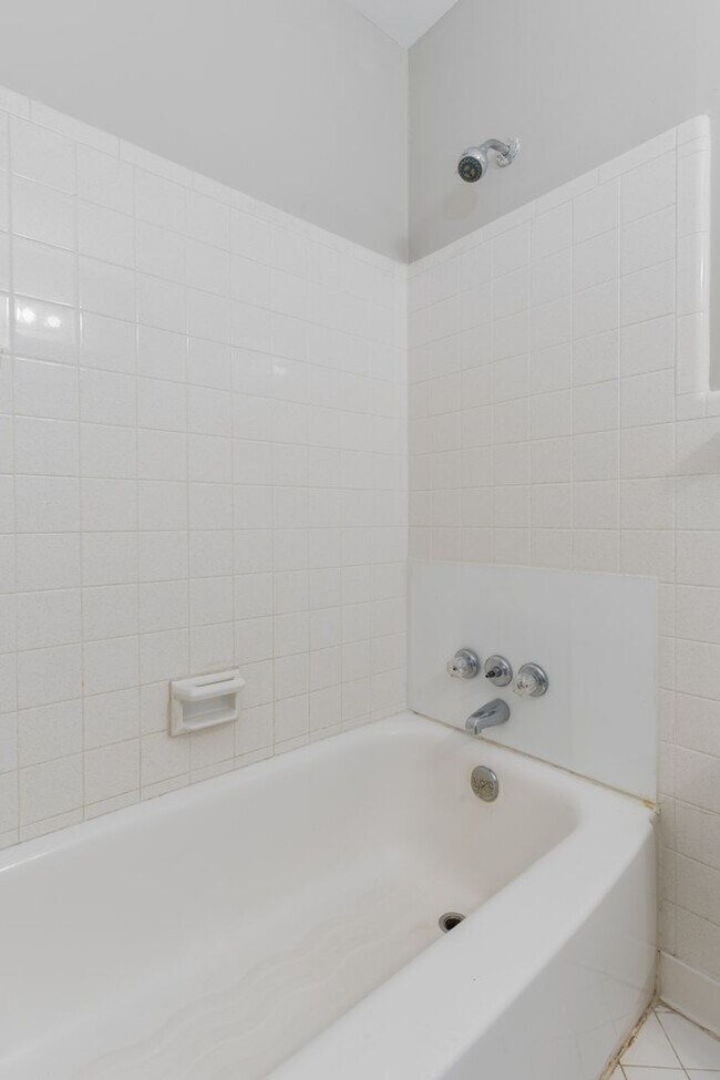 Building Photo - Charming ranch - style home in an unbeatab...