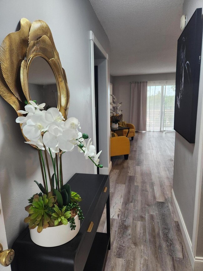 Building Photo - 2606 Garden Dr S