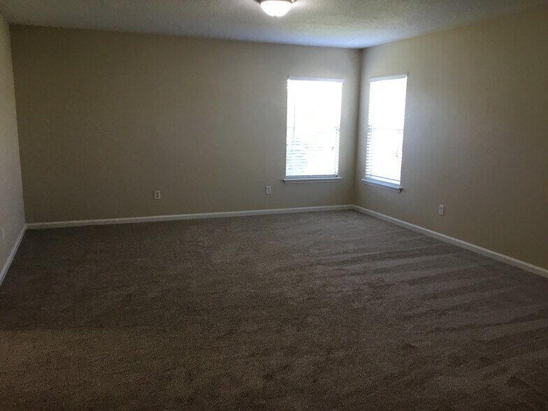 Building Photo - 75368 Ravenwood Dr