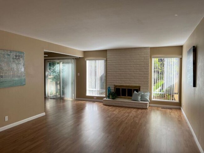 Building Photo - Spacious Los Gatos town home with two car garage.