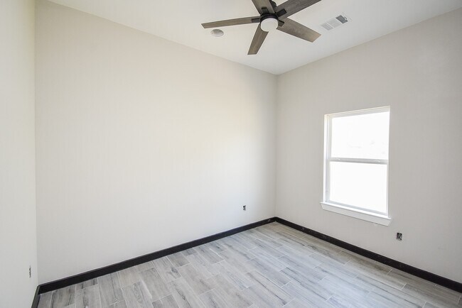 Building Photo - 209 Silverleaf Rd