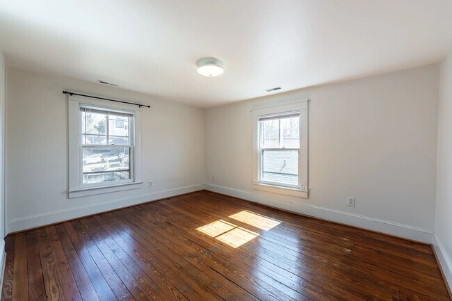 Building Photo - Walk to Main Street Restaurants and Downtown! Charming home, just like grandma's house!