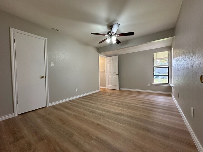 Building Photo - 12101 Scissortail Dr