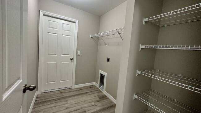 Building Photo - MOVE-IN SPECIAL: $500 off your first month's rent!