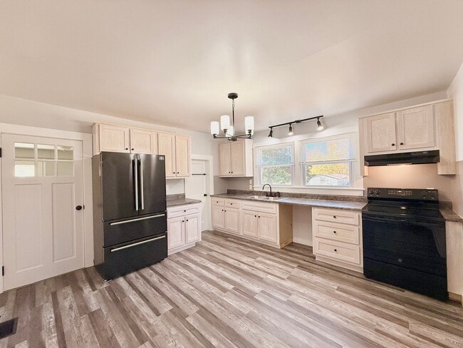 Building Photo - Charming 3 Bedroom Home for Rent!