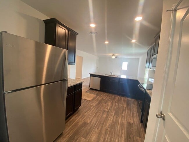 Building Photo - 309 Riverdale Dr