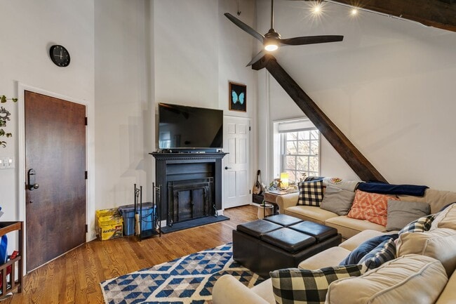 Building Photo - Beautiful Bi-level Condo For Rent In Fairmount With Parking!