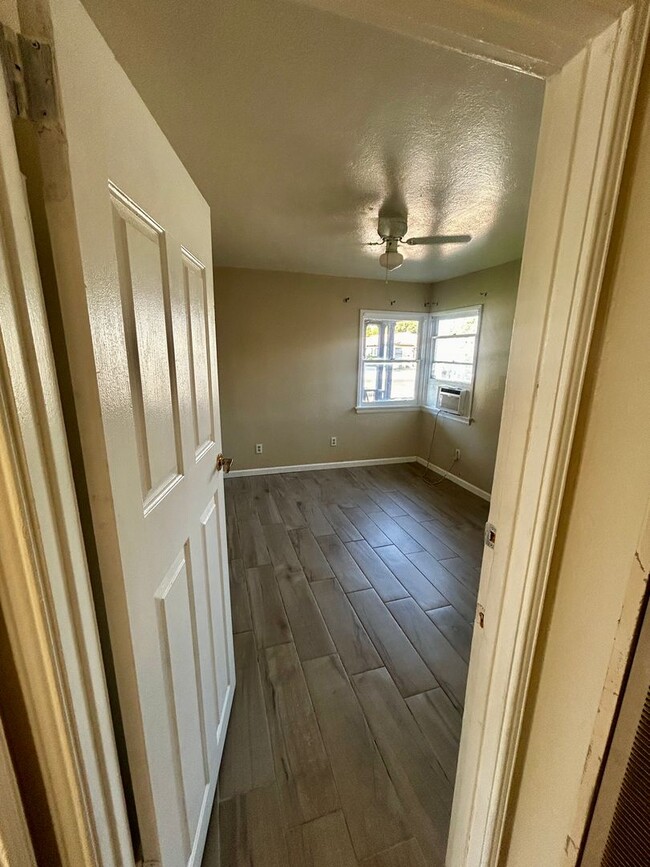 Building Photo - Everest Ave (3925)