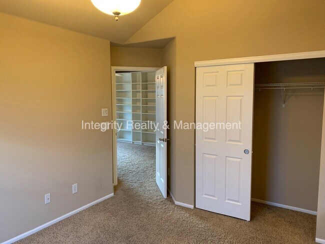 Building Photo - 552 Hanging Rock Pl