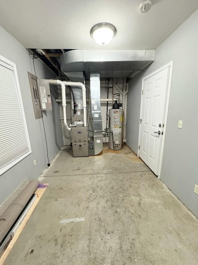 Building Photo - Updated Townhouse near Downtown Bloomington!