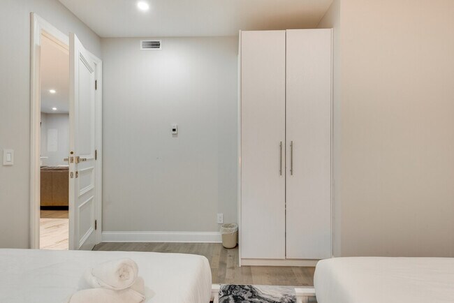 Building Photo - 2135 Rosemont Dr