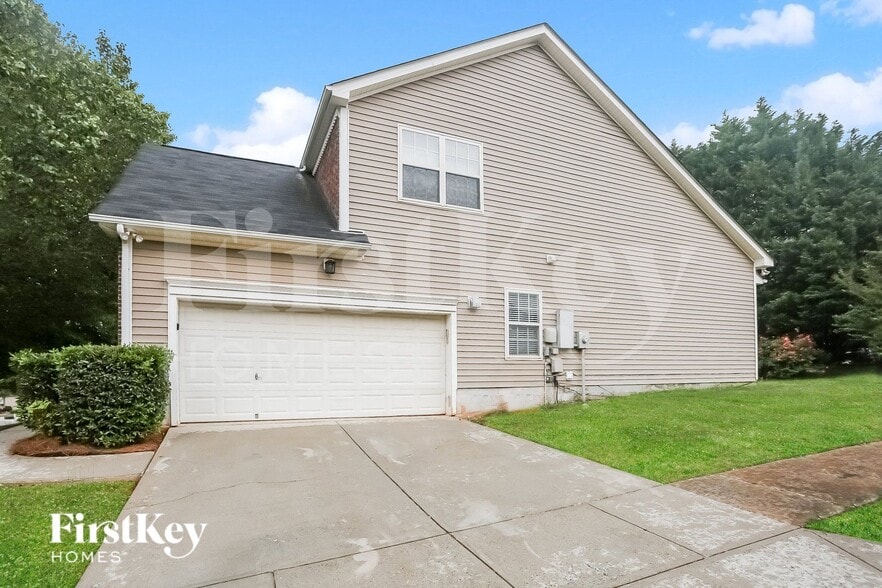 Building Photo - 9427 Golden Pond Dr