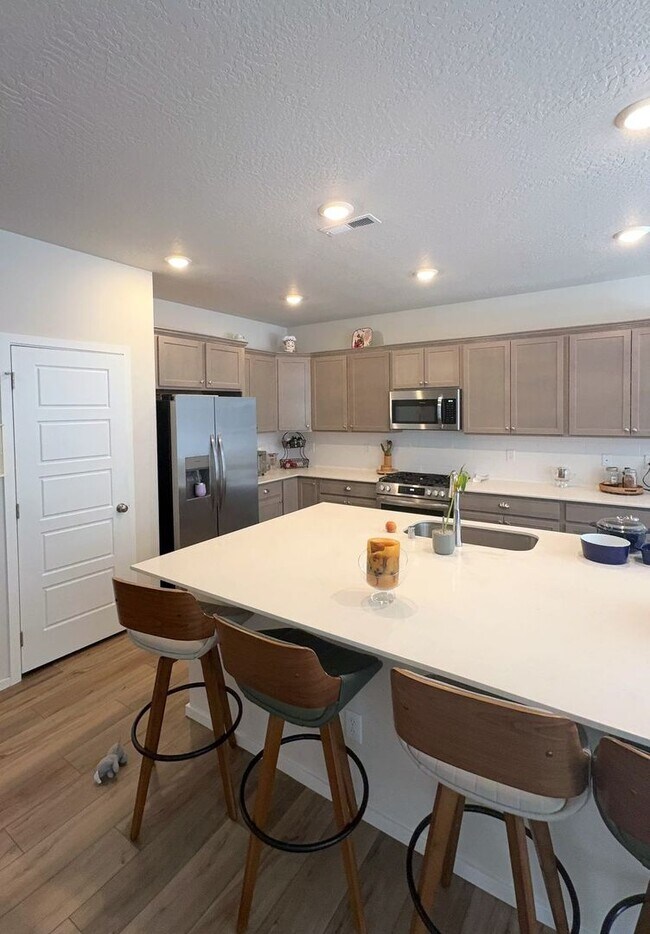 Building Photo - 833 E Burdock Lp