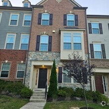 Building Photo - Gorgeous 4-Bed 3.5-Bath Townhouse next to ...