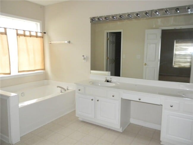 Building Photo - 157 Wallnut Hall Cir
