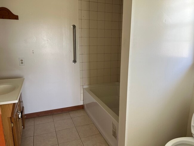 Building Photo - 3BR/2BA Available NOW- Napier Field