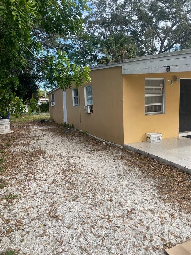 Building Photo - 1645 Lauderdale Manor Dr