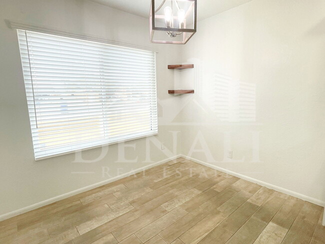 Building Photo - 423 S Terry Ln