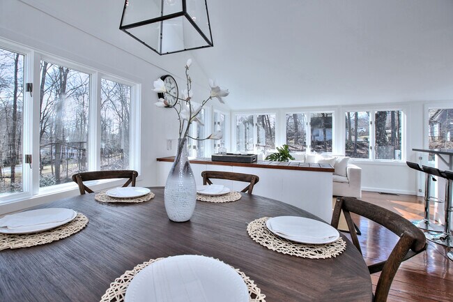 Building Photo - 562 Canoe Hill Rd