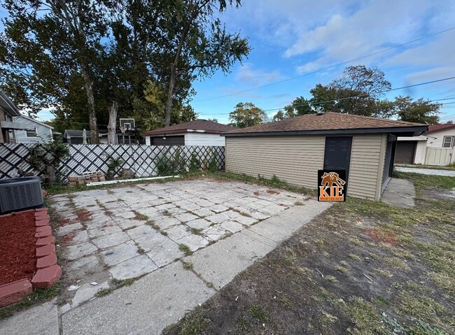 Building Photo - 14527 Irving Ave