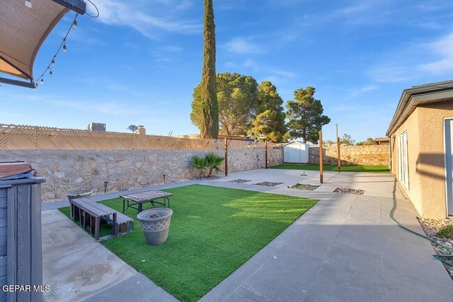 Building Photo - 3709 Roslyn Dr