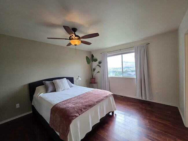 Building Photo - 3950 NE Vista del Rey Dr