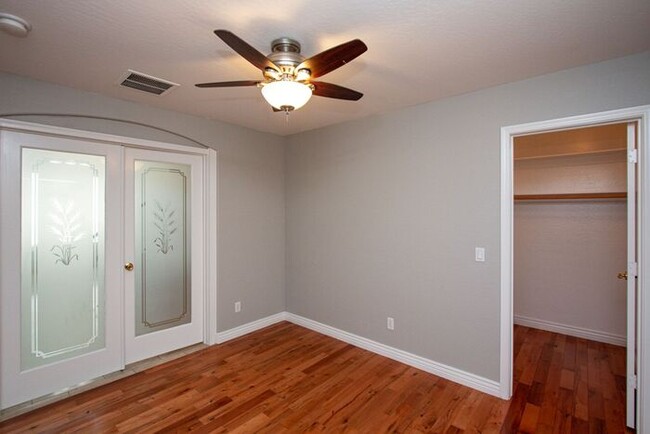 Building Photo - Welcome to this stunning 4 bedroom, 2.5 ba...