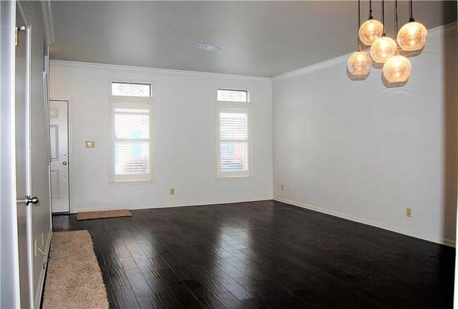 Building Photo - Townhome close to everything on Bayou Trace off Jackson St