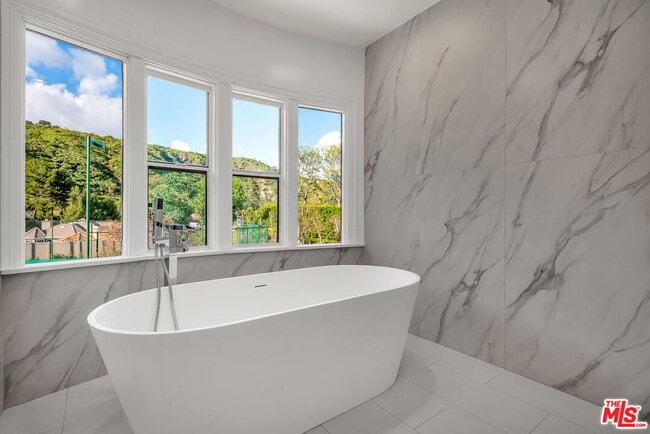 Building Photo - 17606 Camino De Yatasto