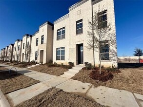 Building Photo - 2121 Luna Dr